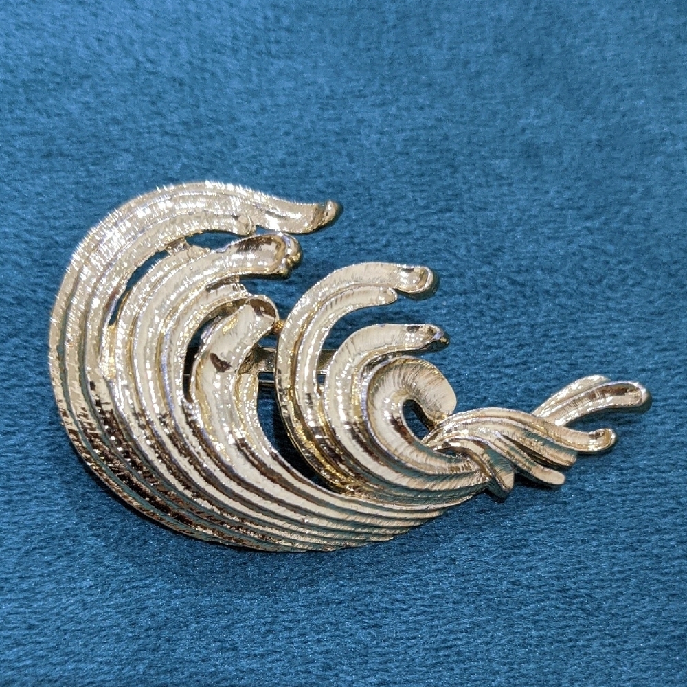 Elegant Gold Wave Brooch
